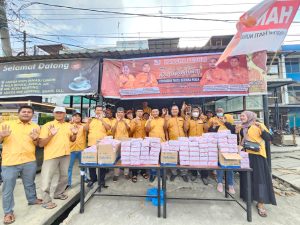 Anggota DPRD Janses Simbolon Bersama PAC Partai Hanura Medan Labuhan Berbagi Takjil