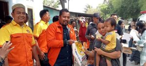Helmax Alex Bersama Kosgoro Marelan Bagikan Sembako Di bulan Ramadhan Kepada Warga.