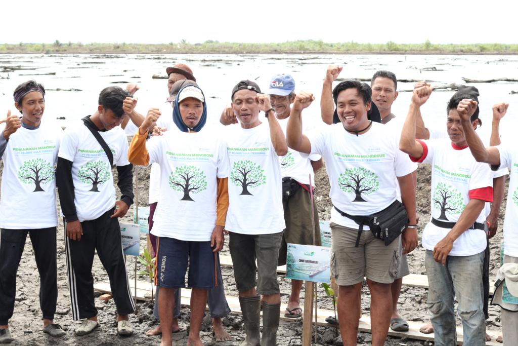 Hari Menanam Pohon Nasional,Pelindo Multi Terminal Tanam 8000 Bibit Mangrove di Kalimantan