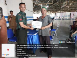 BABINSA KORAMIL 0201 -14/PB DAMPINGI PENYALURAN BANTUAN LANGSUNG TUNAI BLT DI DESA BATU PENJEMURAN.