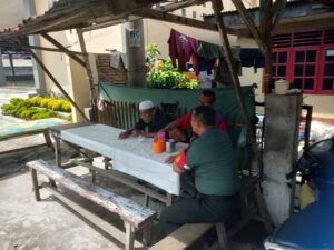 Babinsa Kelurahan Sei Kera Hilir II Laksanakan Komsos Bahas Keamanan Lingkungan