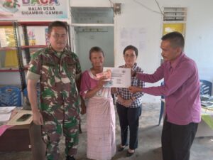 Babinsa Tigalingga Dampingi Penyaluran BLT DD Tahap II, Ingatkan Penerima Gunakan Tepat Sasaran