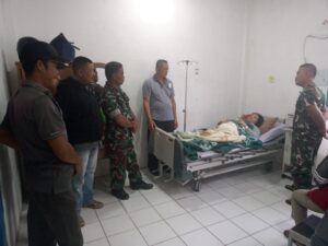 TNI Peduli, Kodim 0206/Dairi Kunjungi Ibu Mertua Tokoh Masyarakat Parbuluan yang Sakit di Rumah Sakit