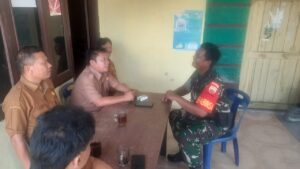Babinsa Koramil 02/Sidikalang Komsos Bersama Kades Kalang
