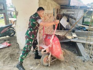 Ringankan Beban, Babinsa Bantu Warga Bangun Rumah di Desa Binaan.