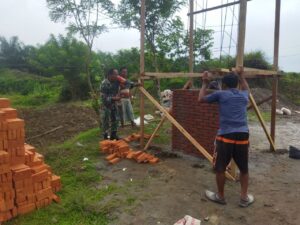 Babinsa Gotong Royong Bersama Warga