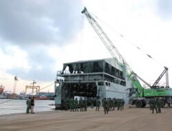 Dari Pelabuhan Belawan, Bantuan Logistik TNI AD Menuju Wilayah Terdampak.