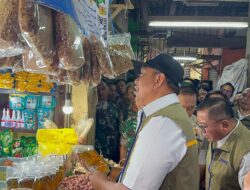 Dirut BULOG Mengecek Stabilisasi Harga Pangan di Pasar Wonokromo dalam Rangka Memastikan Harga Pangan Stabil