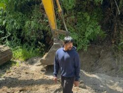 Jeka Saragih Perbaiki Jalan Rusak dengan Dana Pribadi, Di Mana Peran Pemerintah?