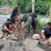 Gotong Royong TNI dan Warga, Jembatan Gantung Sungai Menaula Terus Dikerjakan