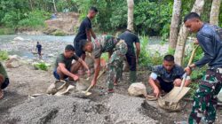 Gotong Royong TNI dan Warga, Jembatan Gantung Sungai Menaula Terus Dikerjakan