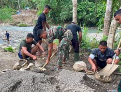 Gotong Royong TNI dan Warga, Jembatan Gantung Sungai Menaula Terus Dikerjakan
