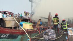 API MELALAP KM CENDRAWASIH LAUT DI GABION, POSAL MEDAN LABUHAN KODAERAL 1 SIGAP JAGA KESELAMATAN