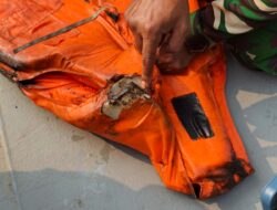 TNI AL TEMUKAN PELAMPUNG DI PERAIRAN CIKONENG ANYER