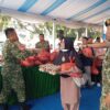 Ketua Persit KCK PD I/BB Didampingi Ketua Persit Cabang XI Menyerahkan Ratusan Sembako Kepada KBT