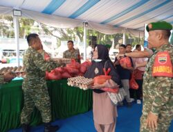 Ketua Persit KCK PD I/BB Didampingi Ketua Persit Cabang XI Menyerahkan Ratusan Sembako Kepada KBT