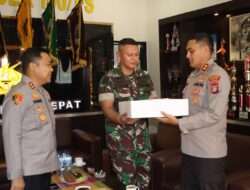 Kapolres Binjai dan Kapolres Langkat Berikan Surprise HUT TNI ke-81, Perkuat Sinergitas TNI-Polri*