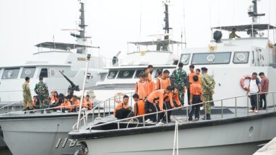 TUMBUHKAN JIWA BAHARI DI ATAS GELADAK KAPAL PERANG : RATUSAN PELAJAR KOBARKAN SEMANGAT CINTA LAUT DI KODAERAL I