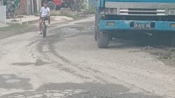 Diduga Parkir Sembarangan Truk Sampah dan Trailer di Badan Jalan Disoal Warga.