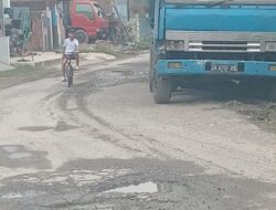 Diduga Parkir Sembarangan Truk Sampah dan Trailer di Badan Jalan Disoal Warga.