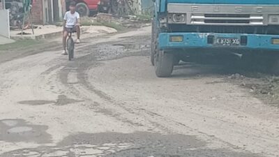 Diduga Parkir Sembarangan Truk Sampah dan Trailer di Badan Jalan Disoal Warga.